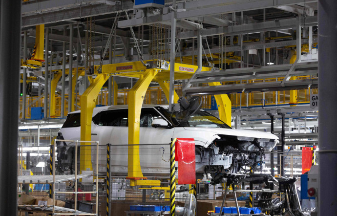 Le VF8, le SUV bourgeoisau style classique de VinFast, est construit dans l’usine d’Haiphong.