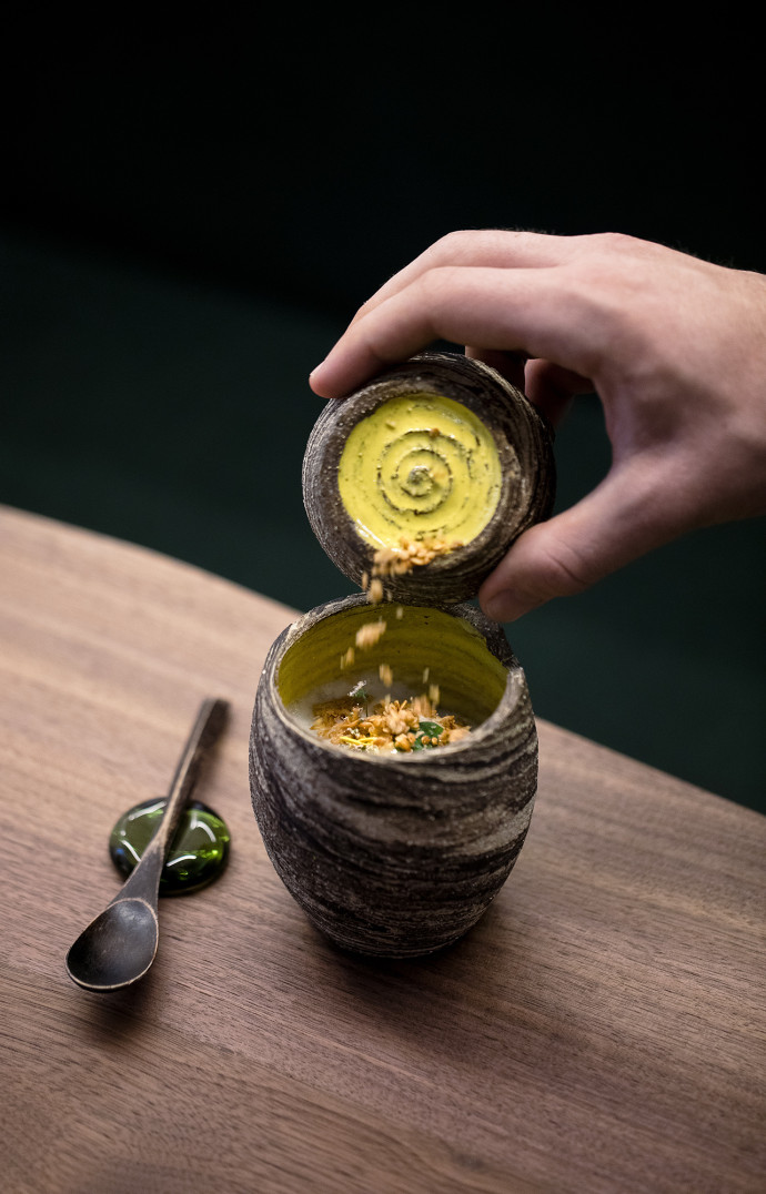 La mise en scène de chaque plat est savamment orchestrée par le chef.