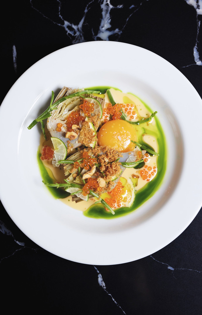 « J’aime le caractère, l’acidité et le vinaigre, que l’on retrouve beaucoup dans mes plats, mais ma cuisine est avant tout une cuisine de partage. Toute l’équipe la goûte et donne son avis, c’est important car je travaille se- lon mes goûts mais je veux surtout que ceux qui viennent chez nous et qui nous font confiance se régalent ». Zac Gannat
