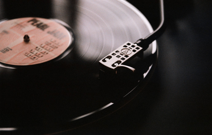 Toute de noir mat vêtue, la dernière création de Pro-Ject joue une sobriété qui incite à la concentration - The Good Life