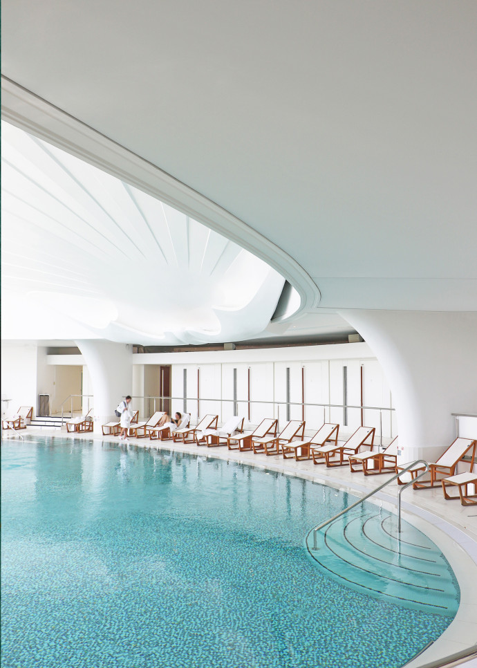 La piscine intérieure des Thermes Marins Monte-Carlo. Courtoisie Monte-Carlo Société des Bains de Mer