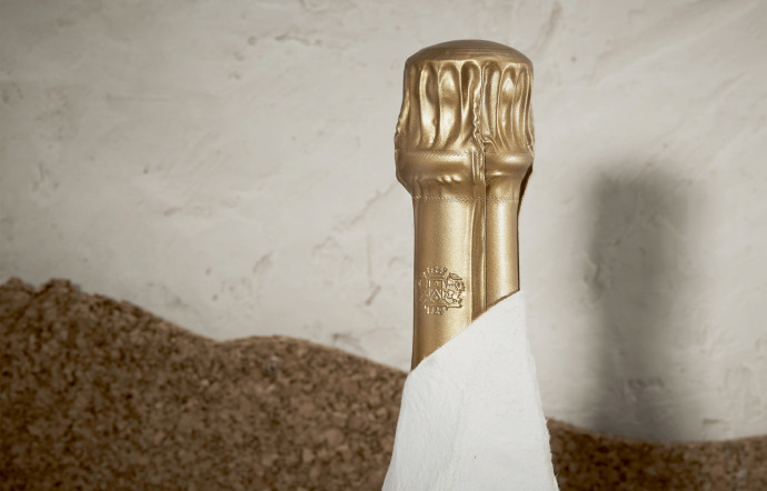 Comme une seconde peau, l’étui Crayères du Dom Ruinart cuvée 2010, pensé par l’agence de création Maison Sagan, possède une fonction protectrice.