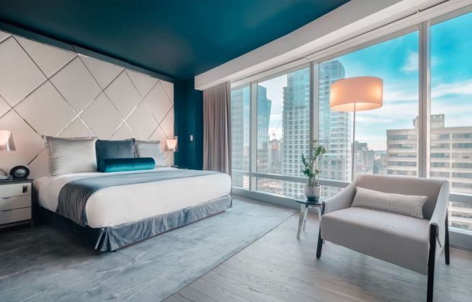Les 147 chambres et suites sont encadrées par la tour torsadée signée Arthur Erickson.