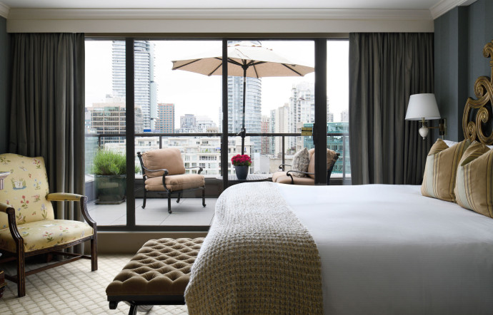 Les 83 chambres du Wedgewood Hotel possèdent un balcon privé.