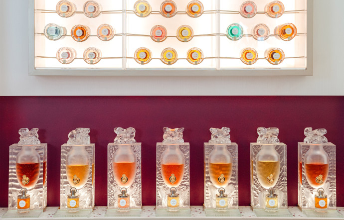 Depuis les années 80, Caron rechargeles flacons grâce à ses fontaines de parfum.