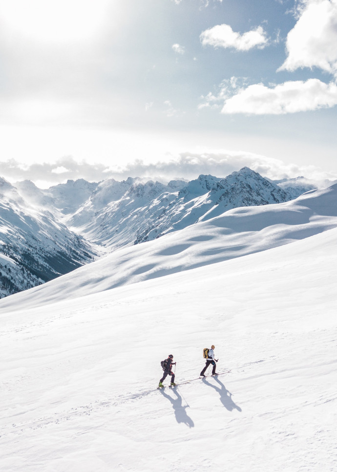 Désormais attractive en toute saison, mais confrontée au réchauffement climatique, la montagne doit se réinventer et changer de modèle.