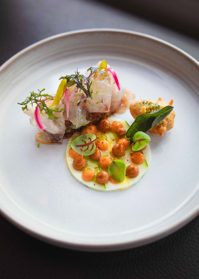 Tartare de daurade, ratatouille niçoise, beignet de courgette confite.