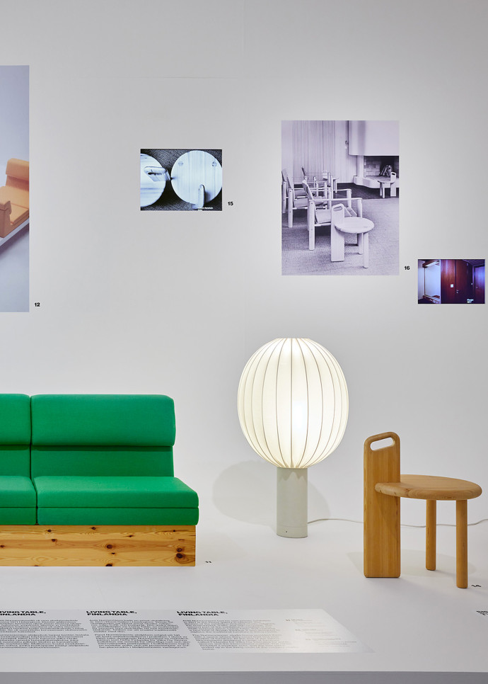 L’exposition Antti + Vuokko Nurmesniemi au Design Museum. Produits conçus par AnttiNurmesniemi. À gauche le « Sofa Finlandia », 1968, Vilka Oy.