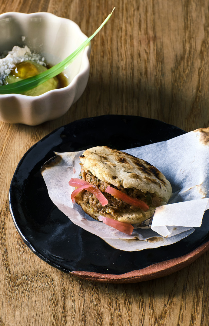 Couverts proscrits pour se délecter de l’arepa.
