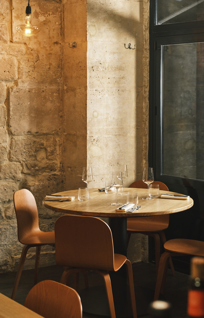 La salle du restaurant est habillée de pierres naturelles.