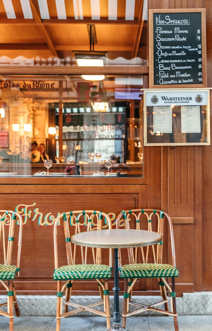 La terrasse, sa carte écrite à la craie et ses chaises Drucker sont un symbole de la brasserie parisienne.