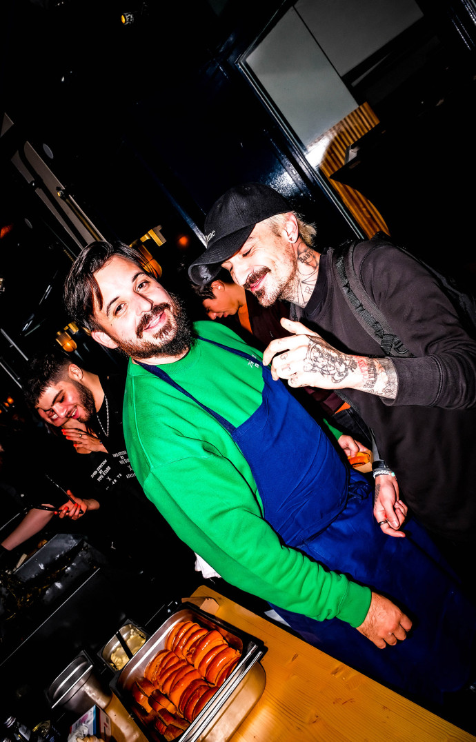 Les Top Chefs Adrien Cachot et Guillaume Sanchez aux fourneaux du Silencio des Prés, Rive Gauche à Paris.