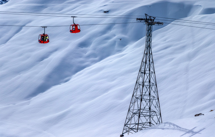 Le tourisme génère 50 % du PIB en Savoie, 30 % en Haute-Savoie. 82 % des lits touristiques sont situés en zone montagne. Une chose est absolument certaine : avec ou sans neige, il va falloir, encore et encore, plus fort, panser l’hiver.