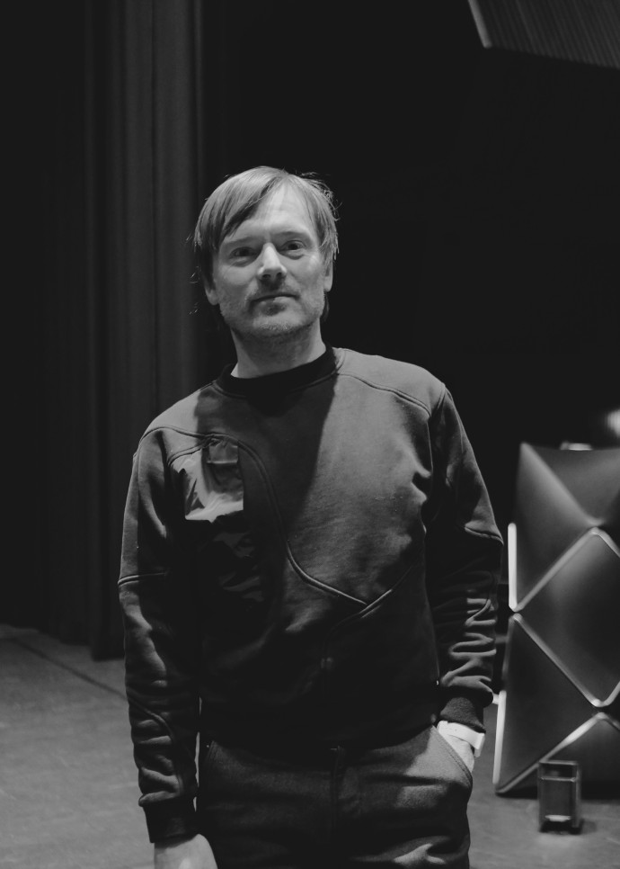Jean-Benoît Dunckel. En 2006, il a lancé aussi sa carrière soliste avec l’album « Darkel ».