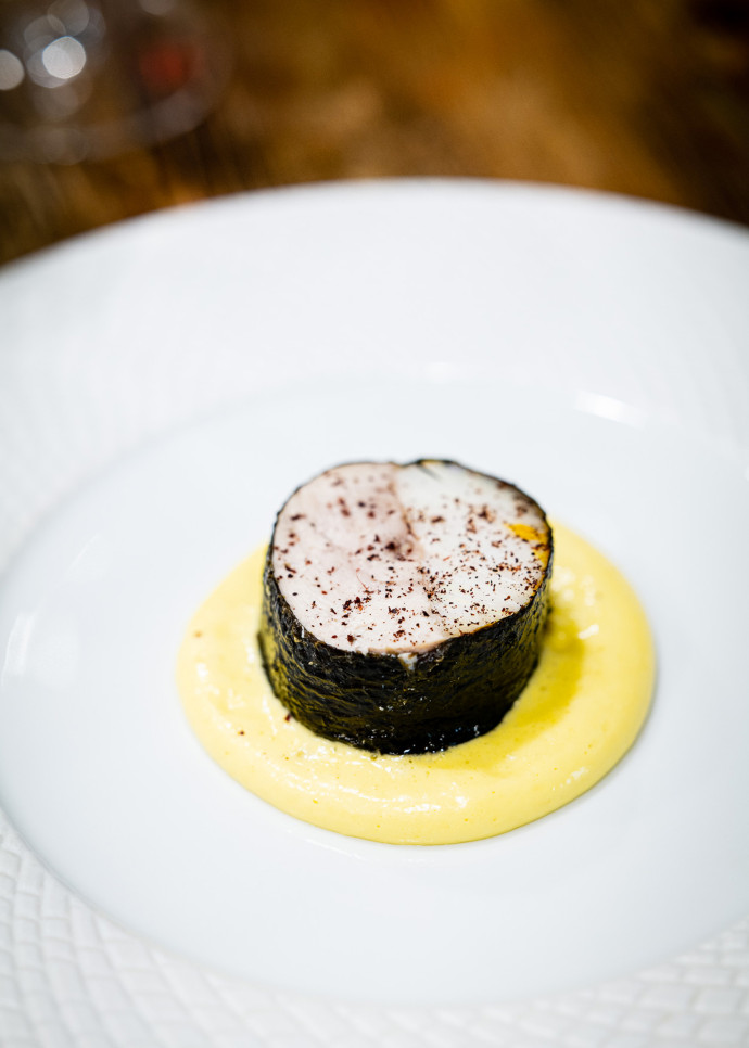 Édouard Chouteau a fait de l’identité « terre/mer » du restaurant sa propre patte, comme ici avec ce plat emblématique « volaille / haddock ».