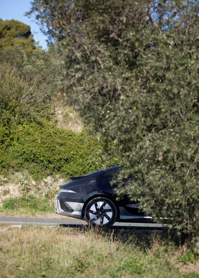 Sa capacité de recharge (351 km d’autonomie en seulement 15 minutes) rende la Ioniq facile au quotidien.