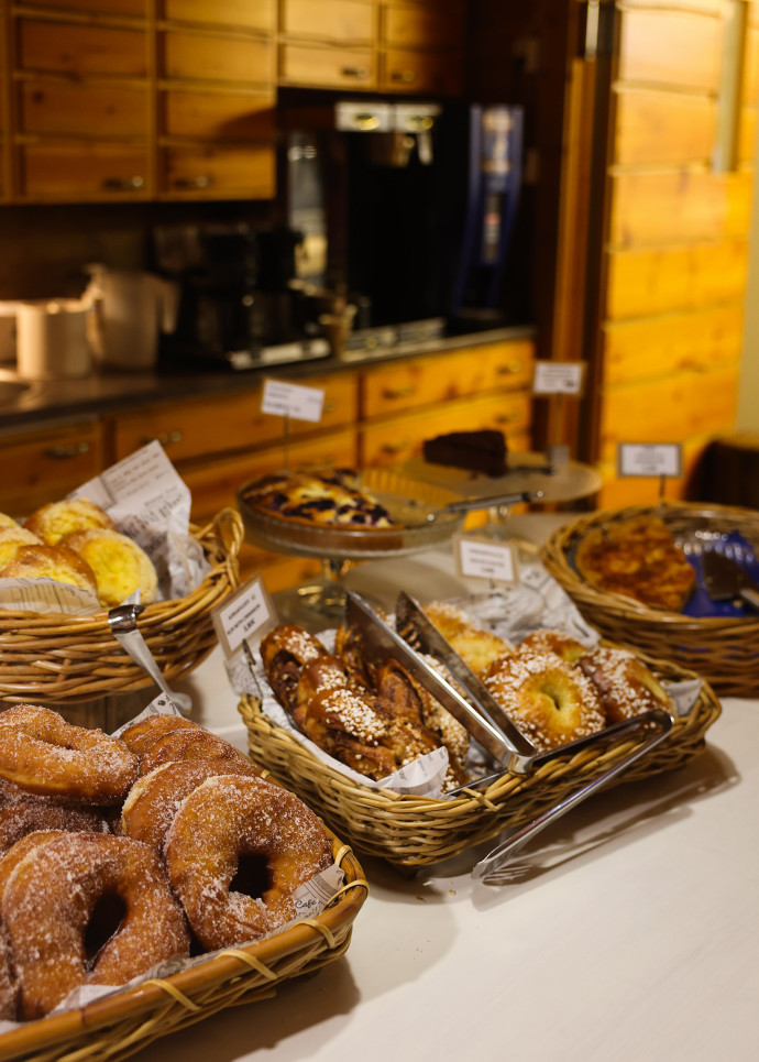 Pains et brioches locaux au café de Lammintupa.