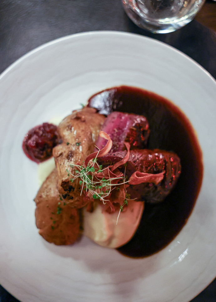 Le filet de renne se déguste saignant, accompagné d’une sauce aux airelles, d’une pomme de terre arctique et d’une purée de panais au restaurant Rukan Kuksa, à Ruka.