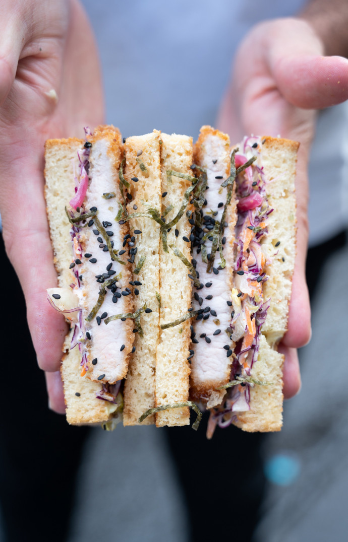 Le sando traditionnel est garni de porc katsu chez Yakuza Sando.
