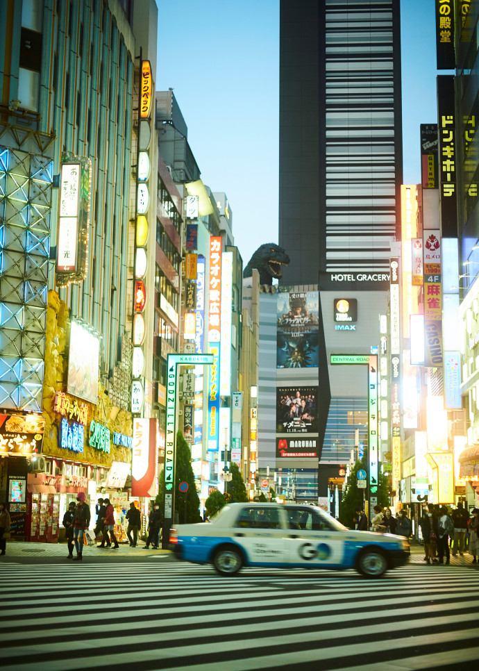 La tête géante de Godzilla, monstre sacré du cinéma japonais, trône sur le Tôhô Building, en plein cœur du quartier de Shinjuku. Une place stratégique d’où la foule peut tressaillir devant les réveils réguliers de la bête, qui crache de la fumée, rugit et lance des éclairs lumineux…