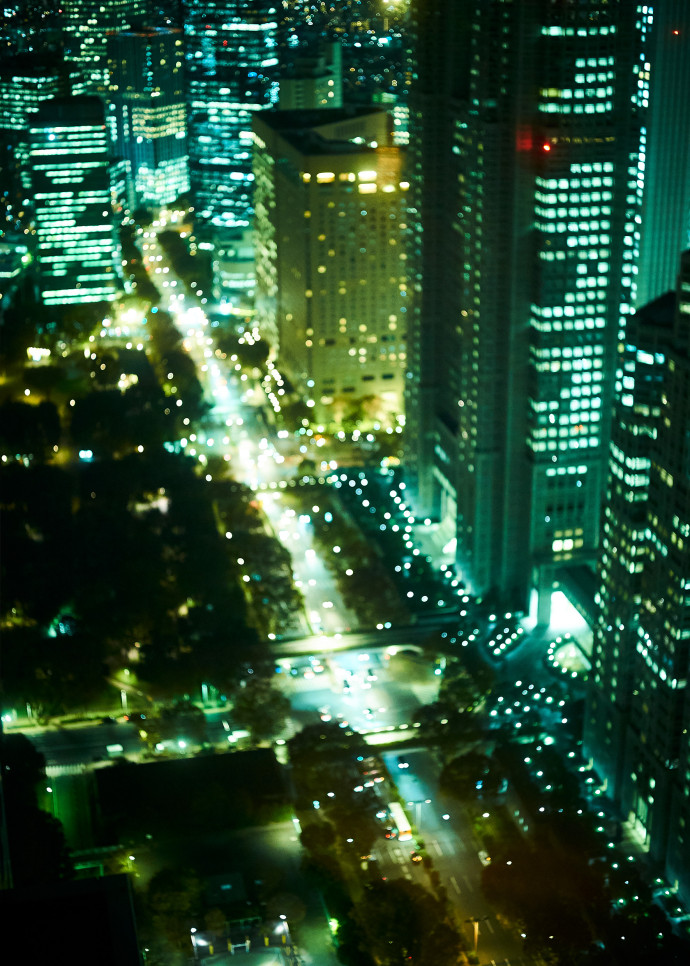 Vue plongeante sur la vie nocturne et incessante du quartier des affaires depuis le bar de l’hôtel Park Hyatt Tokyo, devenu lieu culte grâce à son rôle quasiment principal dans Lost in Translation. Sofia Coppola y maîtrise l’art d’observer d’en haut la mégapole japonaise.
