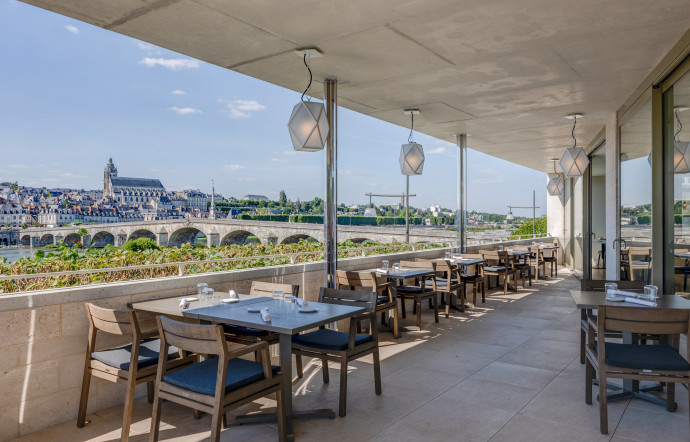 Décor panoramique au restaurant ‘Amour Blanc’ de l’hôtel, nommé en hommage au au poisson d’eau douce.