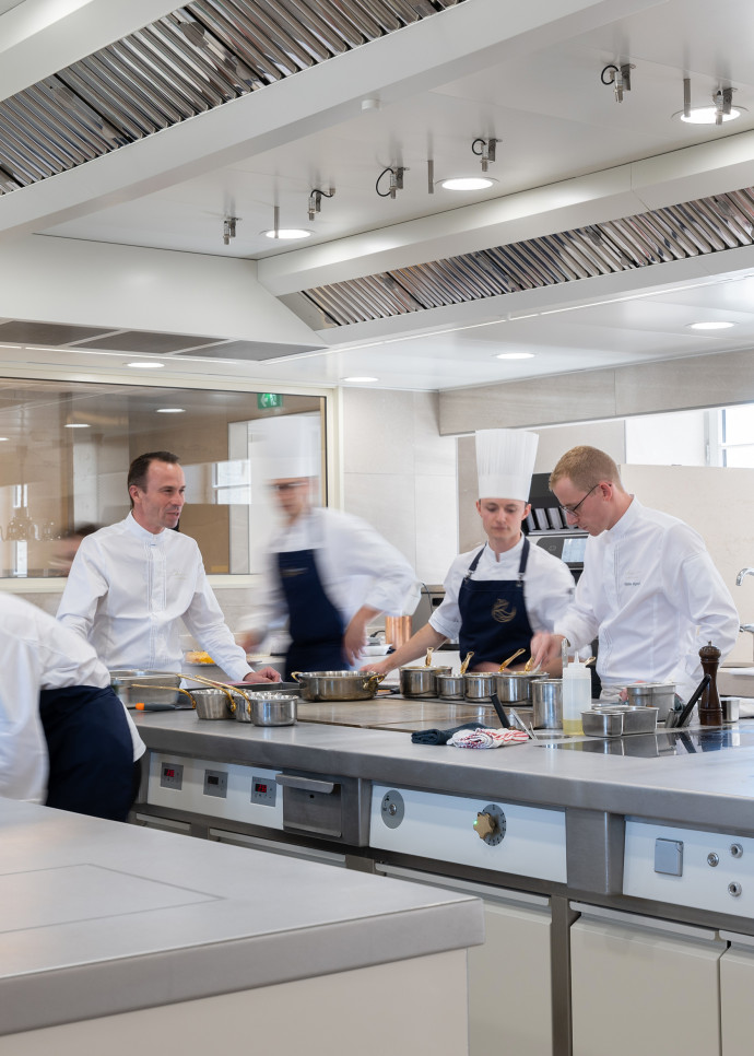 Aux manettes, le chef-propriétaire Christophe Hay et sa brigade proposent une cuisine ‘Grand Siècle’ modernisée.