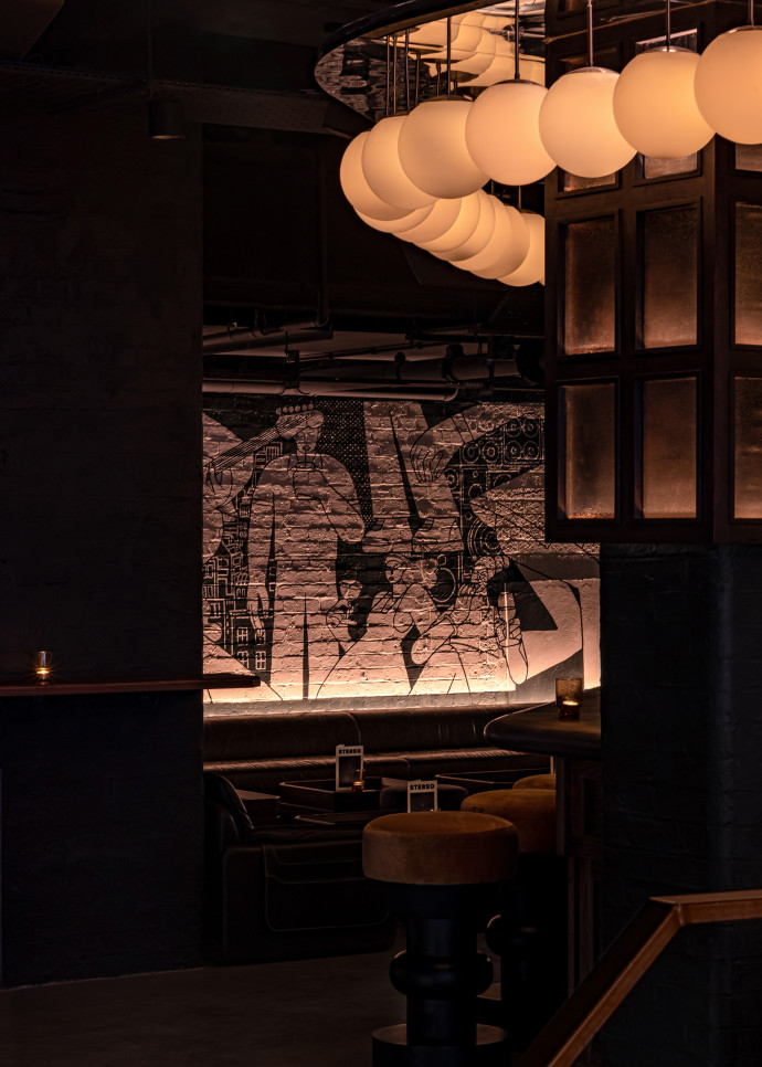 A l’intérieur, plusieurs espaces : bar, restaurant sur le pouce, live-music…