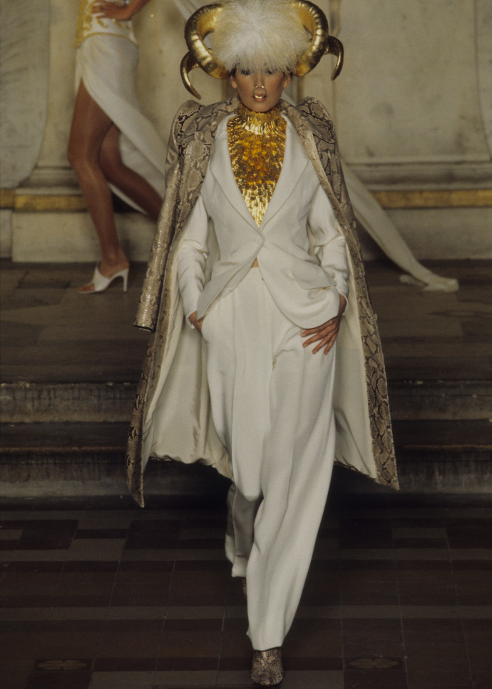 Givenchy par Alexander McQueen, ensemble, haute couture Printemps-été 1997, collection « The search of the Golden Fleece ». Vogue Runway / Archives Condé Nast.