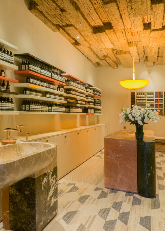 Dennis Paphitis a confié la décoration de sa boutique Aesop de Rome à Luca Guadagnino.