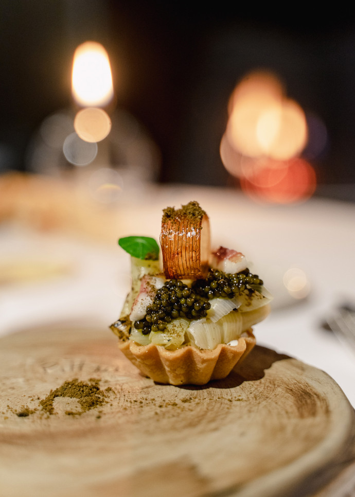 En entrée, le poireau, l’anguille et le caviar.