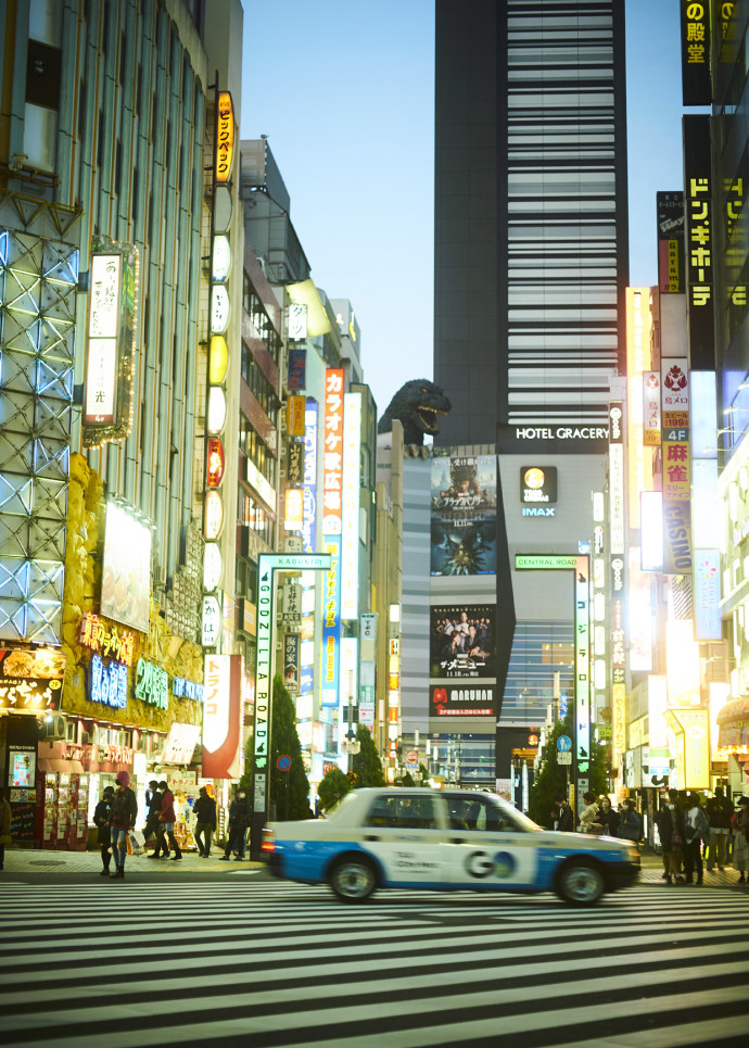 La tête géante de Godzilla, monstre sacré du cinéma japonais, trône sur le Toho Building, en plein cœur du quartier de Shinjuku.