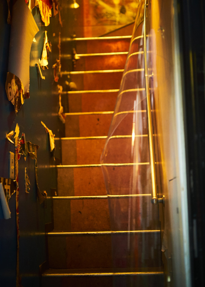 Les escaliers d’un petit bar dans le quartier de Shinjuku Golden Gai.