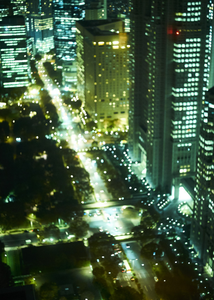 Vue plongeante sur la vie nocturne du quartier des affaires depuis le bar de l’hôtel Park Hyatt Tokyo.