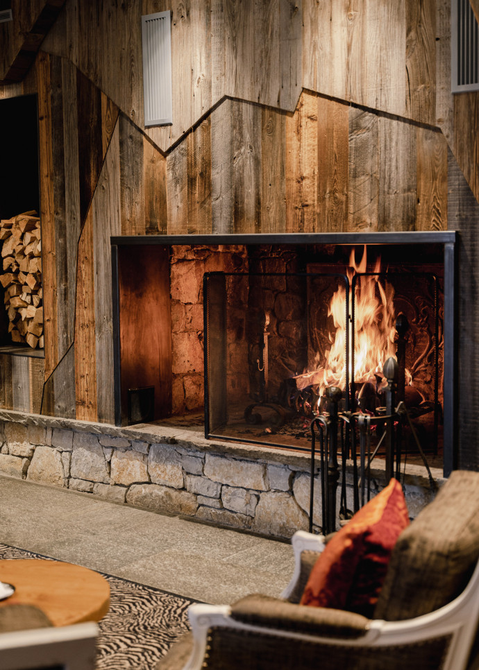 Aux Barmes de l’Ours, le feu de cheminée crépite dans le lobby.