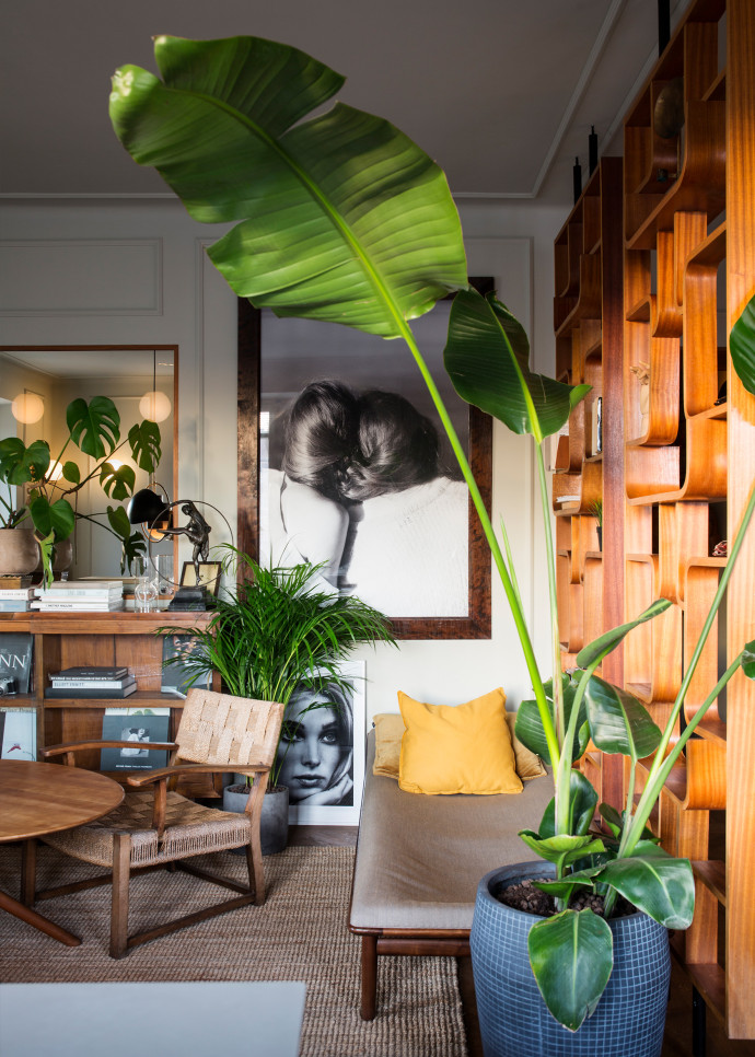 Lit de repos vintage, fauteuil et table basse de Kurt Östervig, claustra signé Ludvik Volak, photo Kalle Gustafsson.