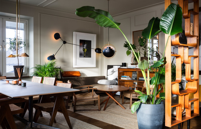 Lampes Gubi, fauteuils et table basse.