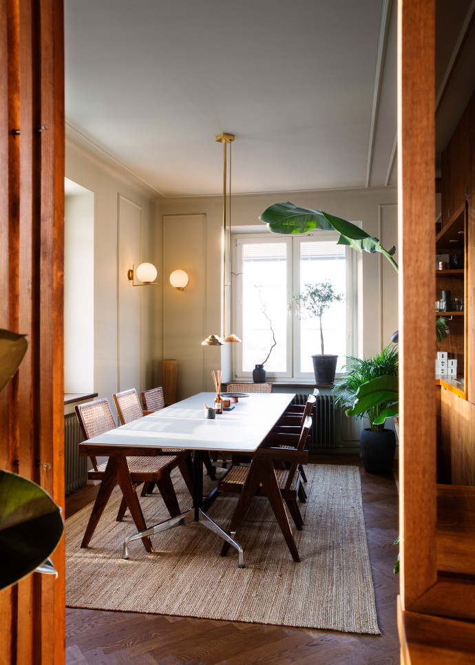 Dans la salle à manger : table et chaises de Pierre Jeanneret, 1956.