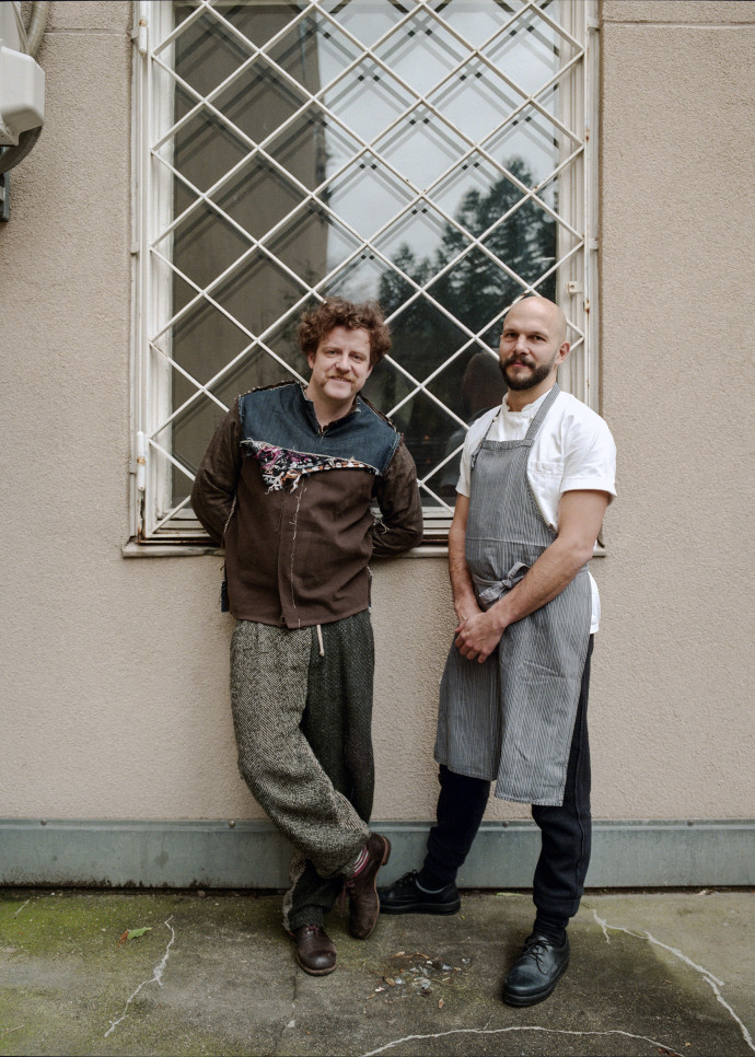 illy Wagner, propriétaire, sommelier et parfois même DJ du Nobelhart & Schmutzig, donne le ton, tandis que Micha Schäfer officie en cuisine.
