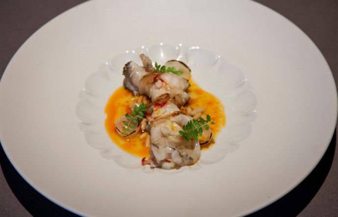 Homard cuit dans de la graisse de queue d’agneau accompagné de son risotto de pignons aux oignons. Une oeuvre du restaurant Prism.
