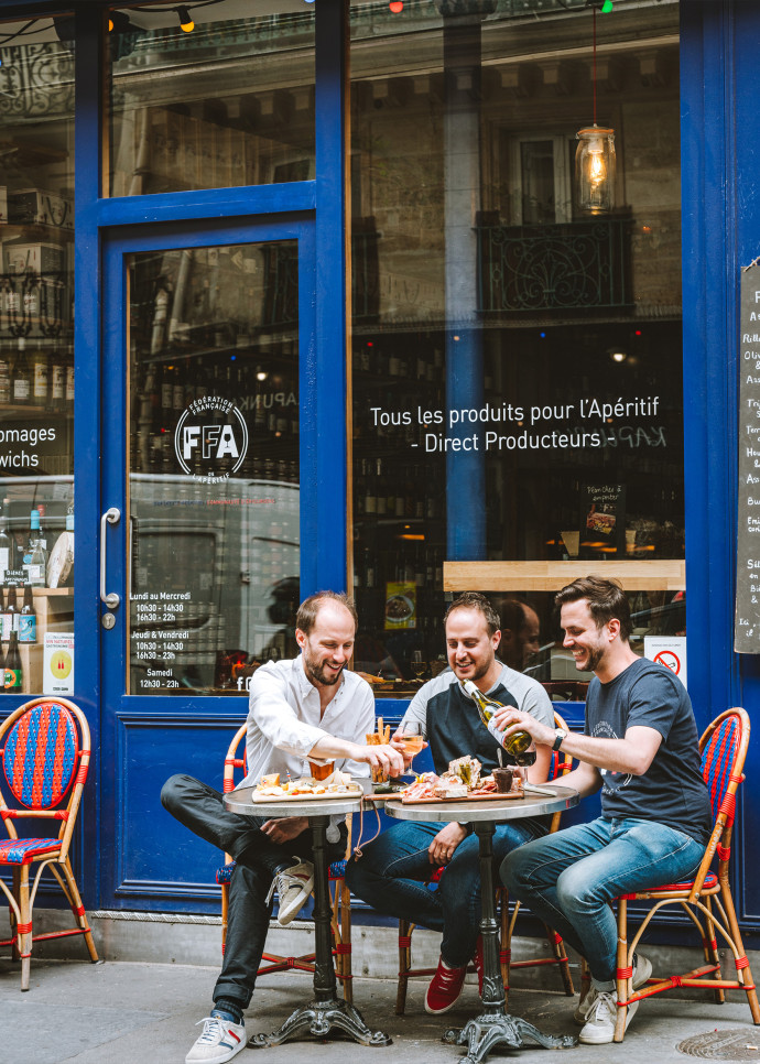 La Fédération française de l’apéritif (FFA) : une blague entre copains devenue un concept plébiscité, qui mise sur la convivialité, la qualité et la localité des produits proposés.