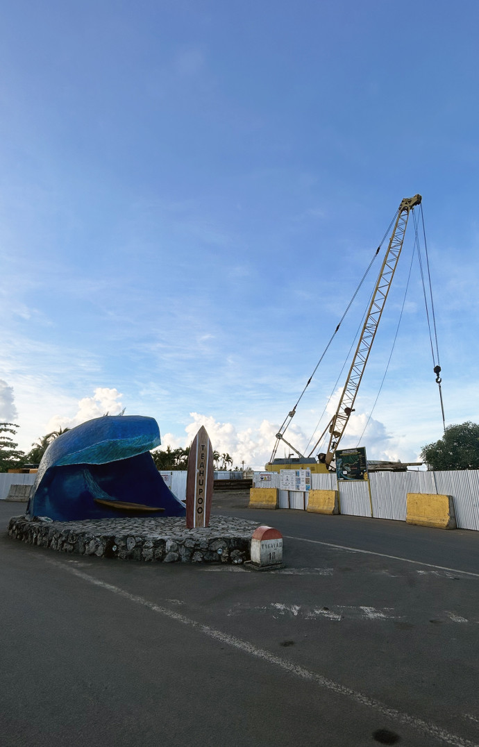Un chantier s’élève aussi là où la route s’achève.