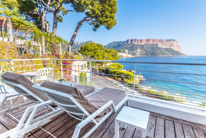 L’Hôtel de la Plage Mahogany vous offre le choix entre des chambres et des suites offrant une vue panoramique sur la baie, ainsi que des chambres coté pinède plus calme avec vue sur les pins séculaires.