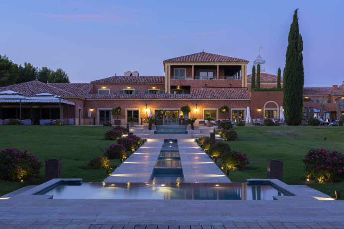 Le Spa du Castellet ajoute au décor une touche de sérénité dans un écrin de 700 m² où luxe, calme et liberté de se sentir bien sont les maîtres mots.