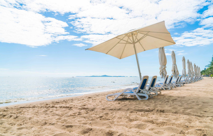 Plage privée. Image by topntp26 on Freepik