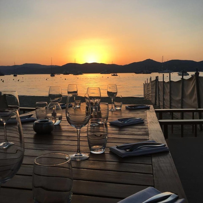 Le coucher du soleil au loin sur l’horizon de la mer, créant une ambiance romantique et apaisante
