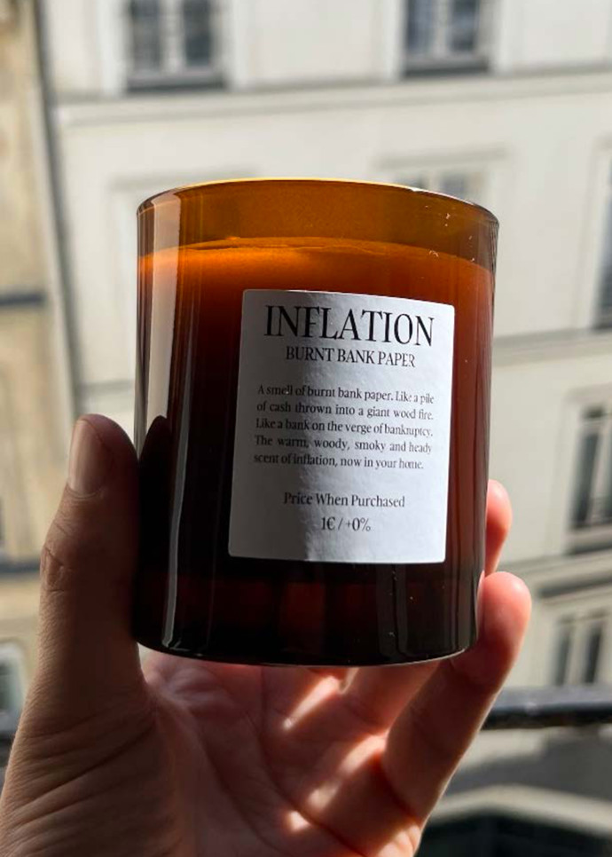 Le prix original de cette bougie appelée Inflation Candle (un dollar), grimpe chaque jour d’un dollar.