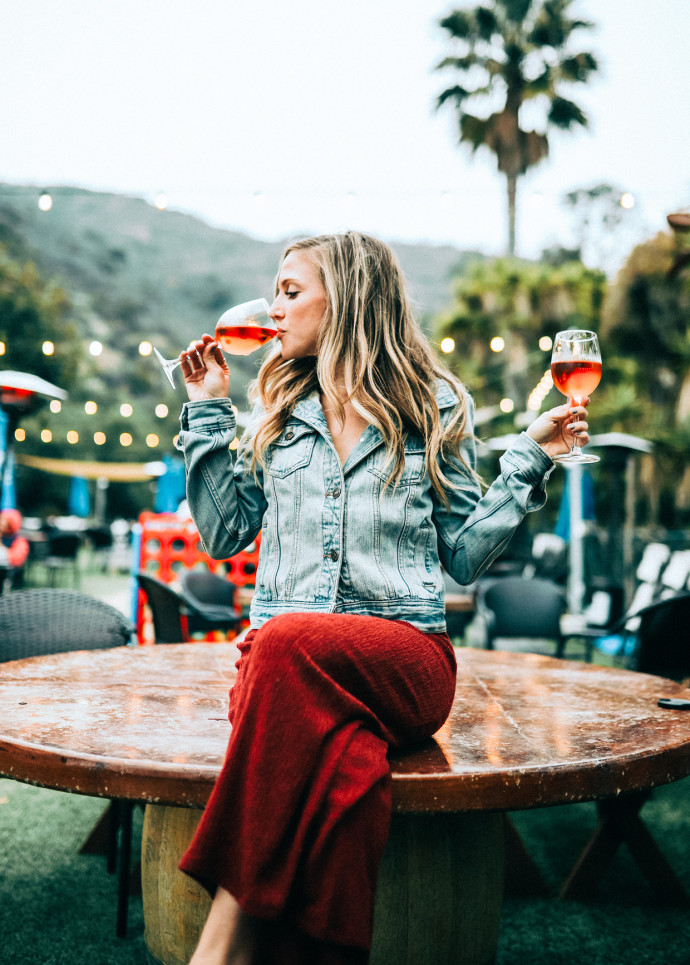 Les vins de « glouglou » sont des vins extraits, jeunes, de rouge en presse directe, de rosée de saignée, parfois issus de macération carbonique.
