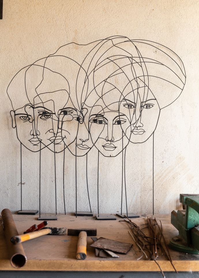 Dans son atelier, Antonino Sciartino travaille le fil de fer, son matériau de prédilection, qui entre dans la composition de ses sculptures comme dans ses pièces de mobiliers, tables ou assises.