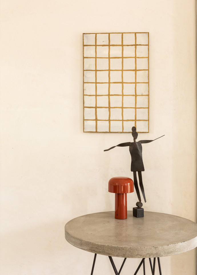 Table basse Sticchite, en fer et béton,et sculpture en tôle Ciu Ciu créées par Antonino Sciortino (Serax), lampe Bellhop (Flos) et, au mur, œuvre Gabbia d’Oro.